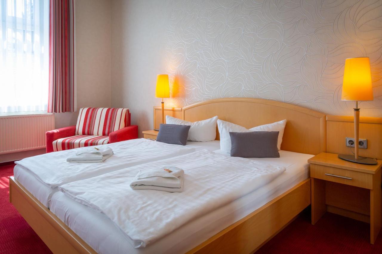 Hotel & Restaurant Waldschloesschen Kyritz Eksteriør billede
