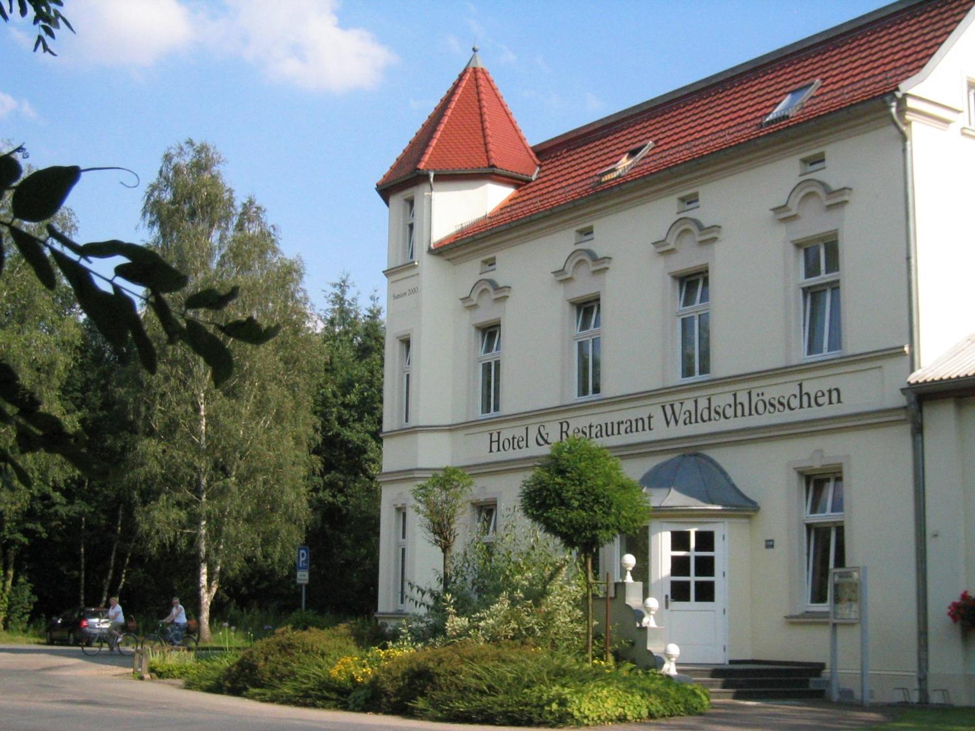 Hotel & Restaurant Waldschloesschen Kyritz Eksteriør billede