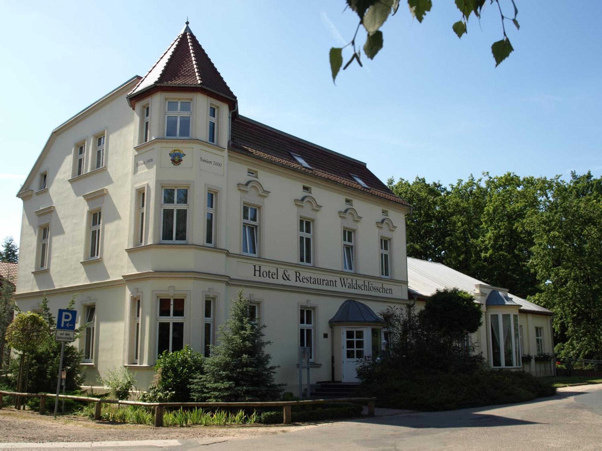 Hotel & Restaurant Waldschloesschen Kyritz Eksteriør billede