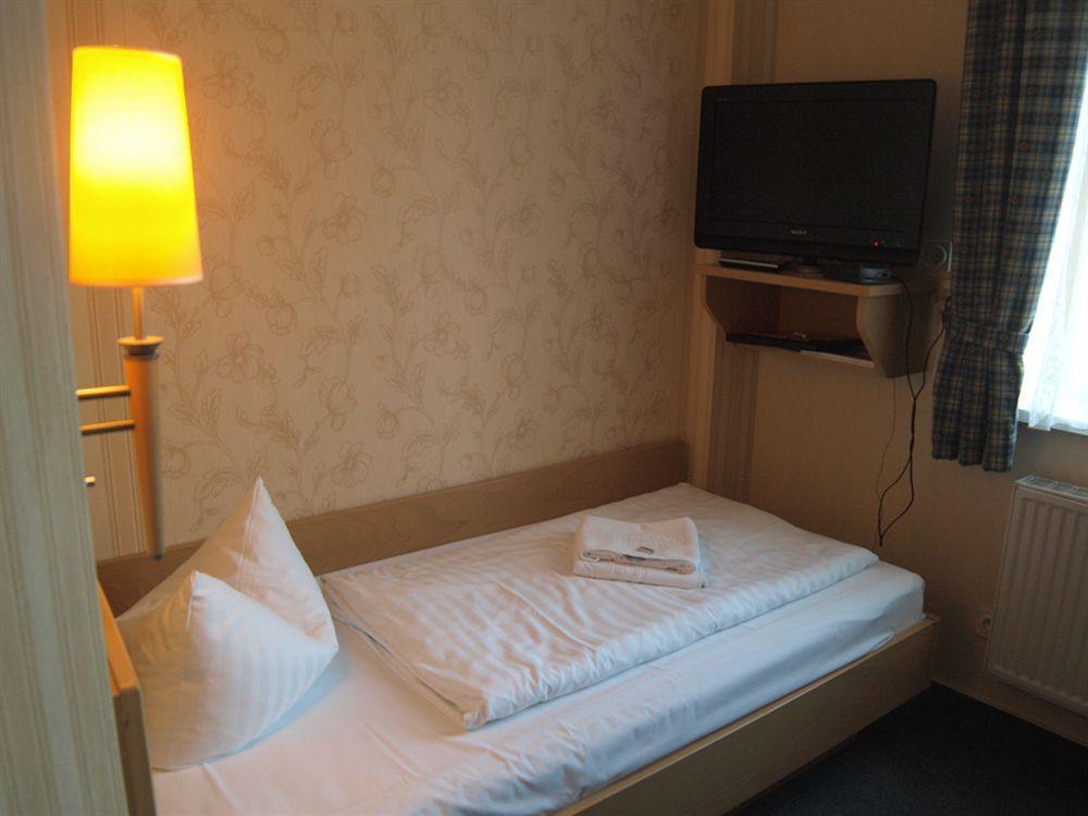 Hotel & Restaurant Waldschloesschen Kyritz Eksteriør billede