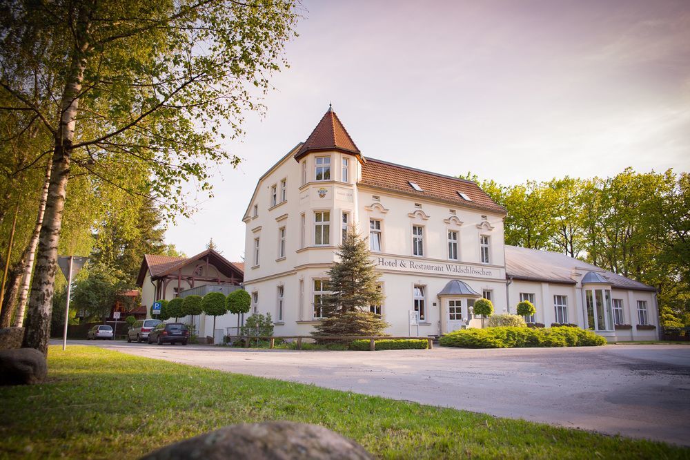 Hotel & Restaurant Waldschloesschen Kyritz Eksteriør billede