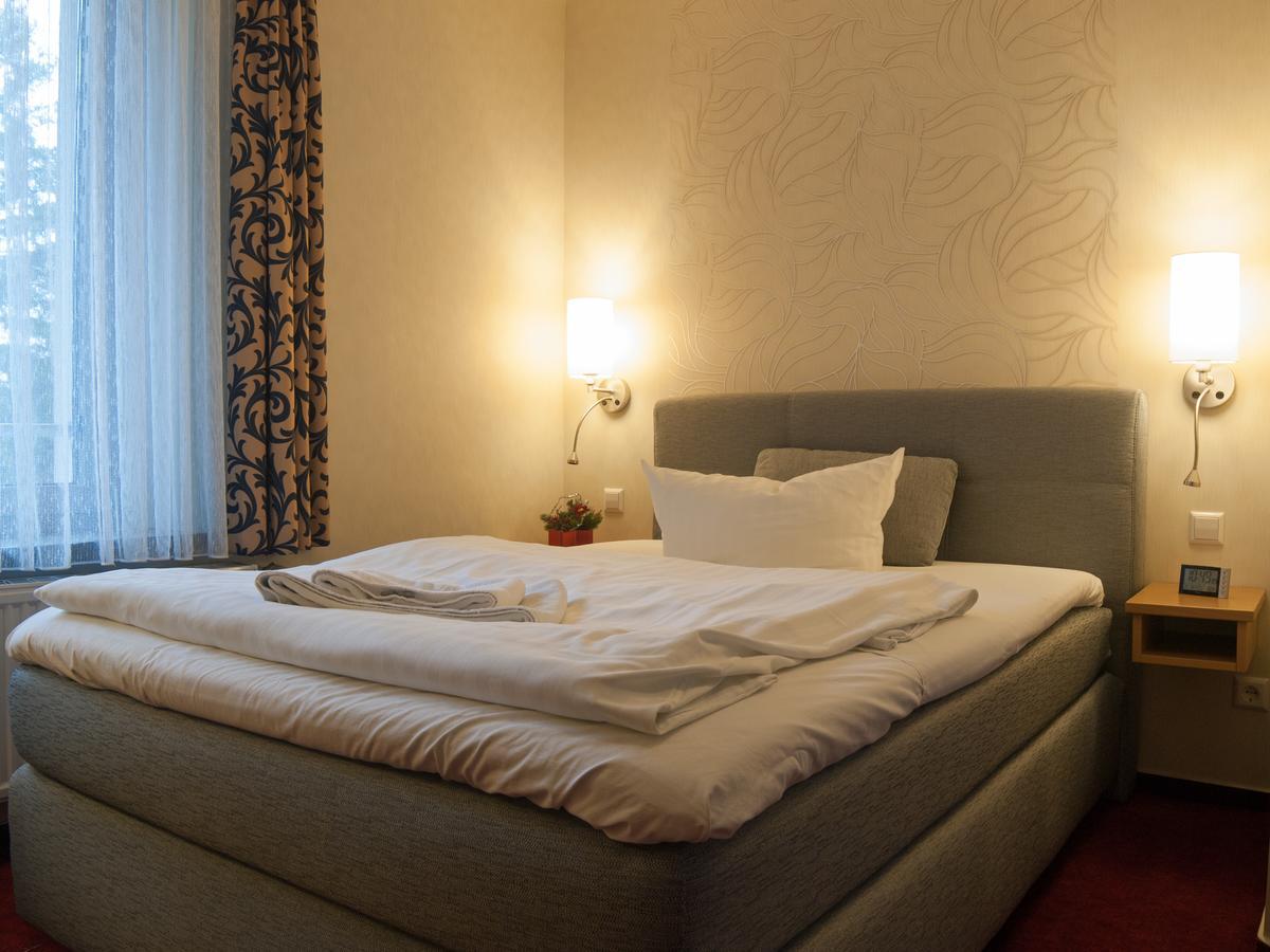 Hotel & Restaurant Waldschloesschen Kyritz Eksteriør billede