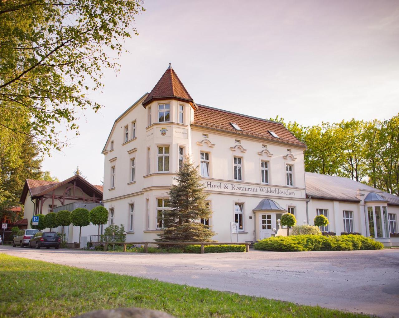 Hotel & Restaurant Waldschloesschen Kyritz Eksteriør billede